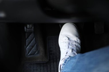 Adam arabanın frenine basıyor, yakın plan.