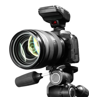 Beyaz üzerine izole edilmiş tripodu olan modern kamera. Fotoğraf ekipmanı.