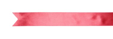 Güzel bir kırmızı kurdele, beyaz manzarada izole edilmiş.