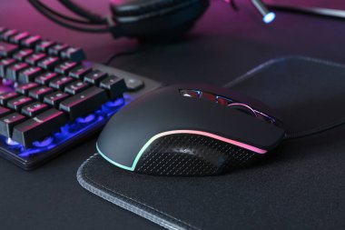 Siyah arkaplanda bilgisayar faresi, fare ve RGB klavyesi