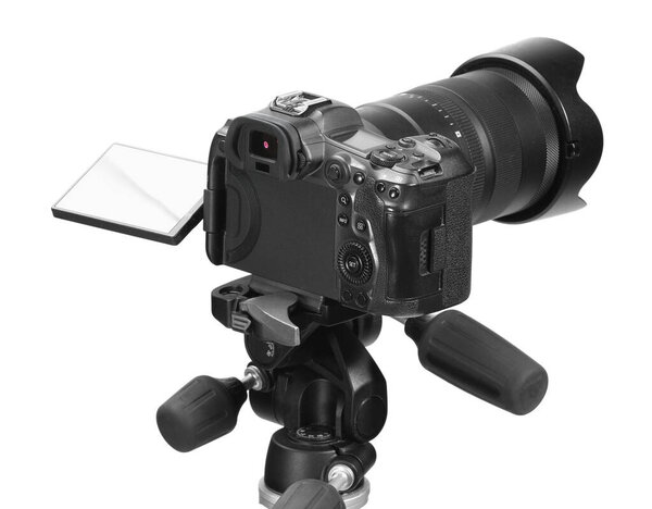 Современная камера со штативом, изолированным на белом. Фотоаппаратура