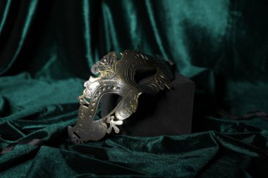 Yeşil kumaşta güzel bir karnaval maskesi, yakın plan.