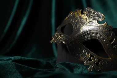 Yeşil kumaşlı güzel bir karnaval maskesi, yakın plan. Metin için boşluk