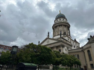 Berlin, Almanya - 2 Temmuz 2024: Friedrichstadt Fransız Kilisesi ile şehrin güzel manzarası