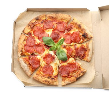 Lezzetli biberli pizza, fesleğenli, karton kutuda, beyaz, üst manzaralı.
