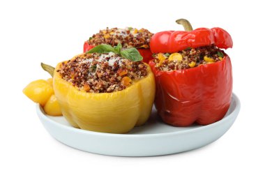 Beyaz üzerine izole edilmiş mısır ve fesleğenli dolma dolma biber.