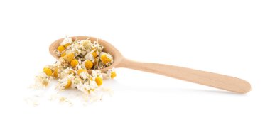 Tahta kaşıkta, beyaz papatya çiçekleri.