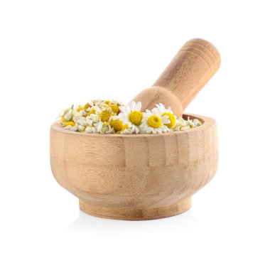 Kuru ve taze papatya çiçekleri beyaz üzerine izole edilmiş havanda.