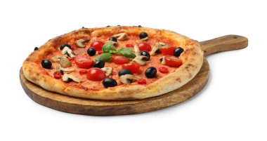 Domatesli, mantarlı, siyah zeytinli ve beyaz üzerine izole edilmiş fesleğenli lezzetli pizza.