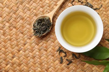 Yeşil çayı fincanda, kaşıkta ve yapraklarda serinletiyor. Metin için boşluk