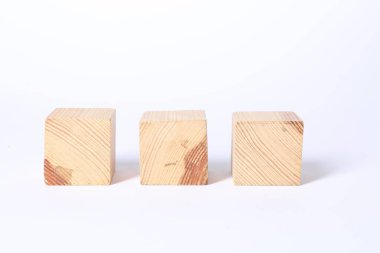Beyaz arkaplanda üç boş tahta küp