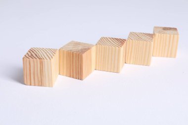 Beyaz arkaplanda bir sürü boş tahta küp