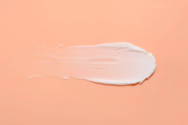 Mercan arka planda yüz kremi örneği, üst görünüm