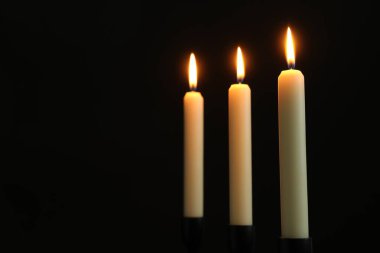 Siyah arka planda mum yakmak. Metin için boşluk