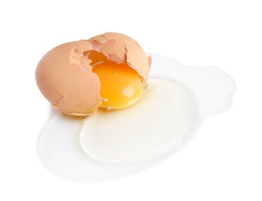 Kırık çiğ yumurta ve beyaz kabuk.