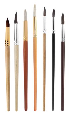 Birçok farklı boya fırçası beyaza izole edilmiş.