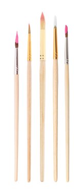 Beş farklı boya fırçası beyaza izole edilmiş.