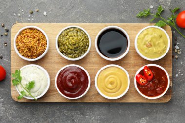 Gri masada bir sürü farklı sos ve baharat vardı.