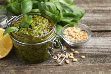 Kavanozda pesto sosu, çam fıstığı, fesleğen ve limon.