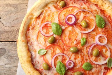 Ahşap masada nefis vejetaryen pizza, yakın plan.