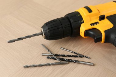 Kablosuz elektrik matkabı ve tahta yüzey parçaları.