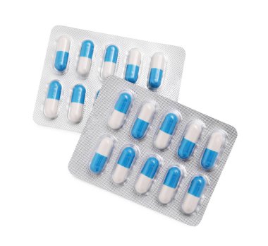 Kabarcıklardaki antibiyotik hapları beyaza izole edilmiş.