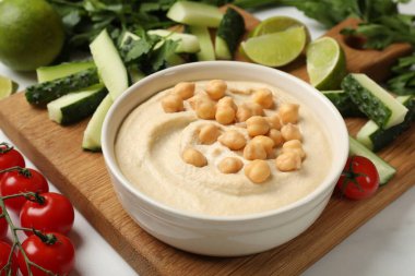 Kavanozda nohut ve ışık masasında taze ürünler, yakın plan.