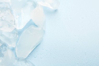 Açık mavi zemin üzerinde ezilmiş buz parçaları