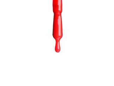 Fırçadan damlayan kırmızı oje beyaza izole edilmiş.