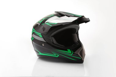 Beyaz arka planda yeni şık motosiklet kaskı