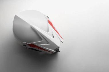 Beyaz arka planda şık motosiklet kaskı, üst manzara. Metin için boşluk