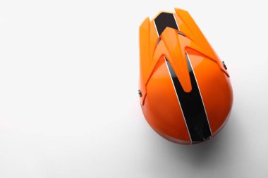 Yeni şık motosiklet kaskı beyaz, üst manzara izole edilmiş.