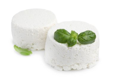 Taze ricotta (krem peynir) ve fesleğen beyaza izole edilmiş.