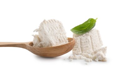Beyaz kaşık içinde lezzetli ricotta (krem peynir)