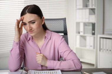 Ofiste utangaç bir kadın, mesaj için yer var.