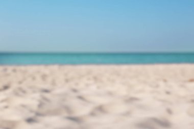 Güneşli bir günde kumsalın ve denizin bulanık manzarası. Yaz tatili