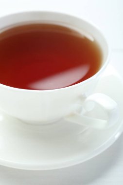 Beyaz masada fincanda romatik çay, yakın plan.