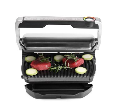 Elektrikli ızgara, çiğ et, kabak ve biberiye beyaza izole edilmiş.