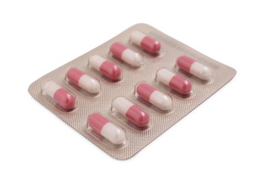 Kabarcıklardaki antibiyotik hapları beyaza izole edilmiş.