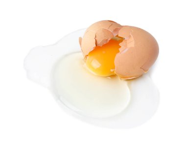 Kırık çiğ yumurta ve beyaz kabuk.