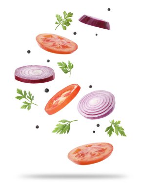 Beyaz arka planda domates, soğan, maydanoz ve tüm baharatları kes
