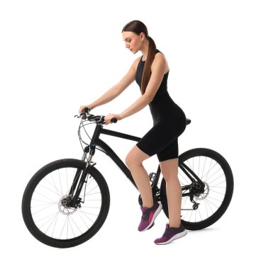 Bisikletli güzel genç bir kadın beyaz üzerinde yalnız.