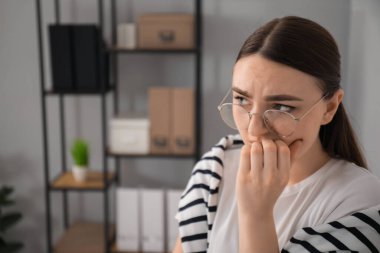 Ofiste gözlüklü utangaç kadın portresi, mesaj için yer