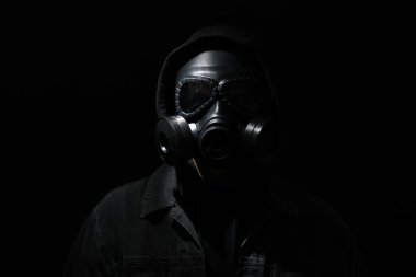 Siyah arka planda gaz maskeli adam.