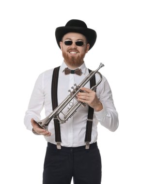 Beyaz arka planda trompeti olan gülümseyen müzisyen