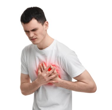 Beyaz arka planda göğüs ağrısı çeken bir adam. Kalp hastalığı