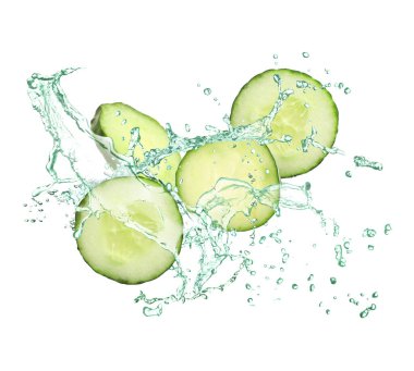 Salatalık dilimleri ve beyaz arka planda havaya su sıçratma