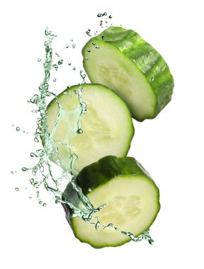 Salatalık dilimleri ve beyaz arka planda havaya su sıçratma