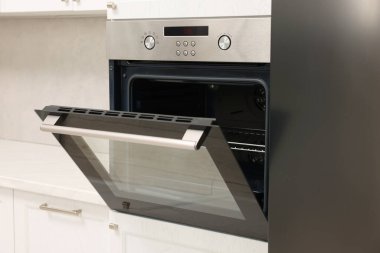 Mutfakta elektrikli fırın aç. Yemek pişirme aygıtı