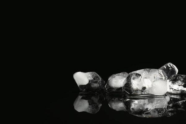 Куча измельченного льда на поверхности черного зеркала, место для текста